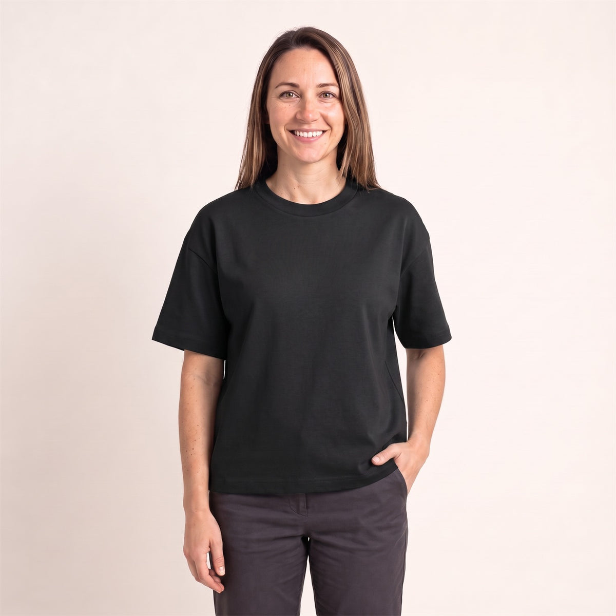 Ultra Heavy Unisex T-Shirt in Schwarz – Vorderansicht an der Frau (AI-modifiziert)