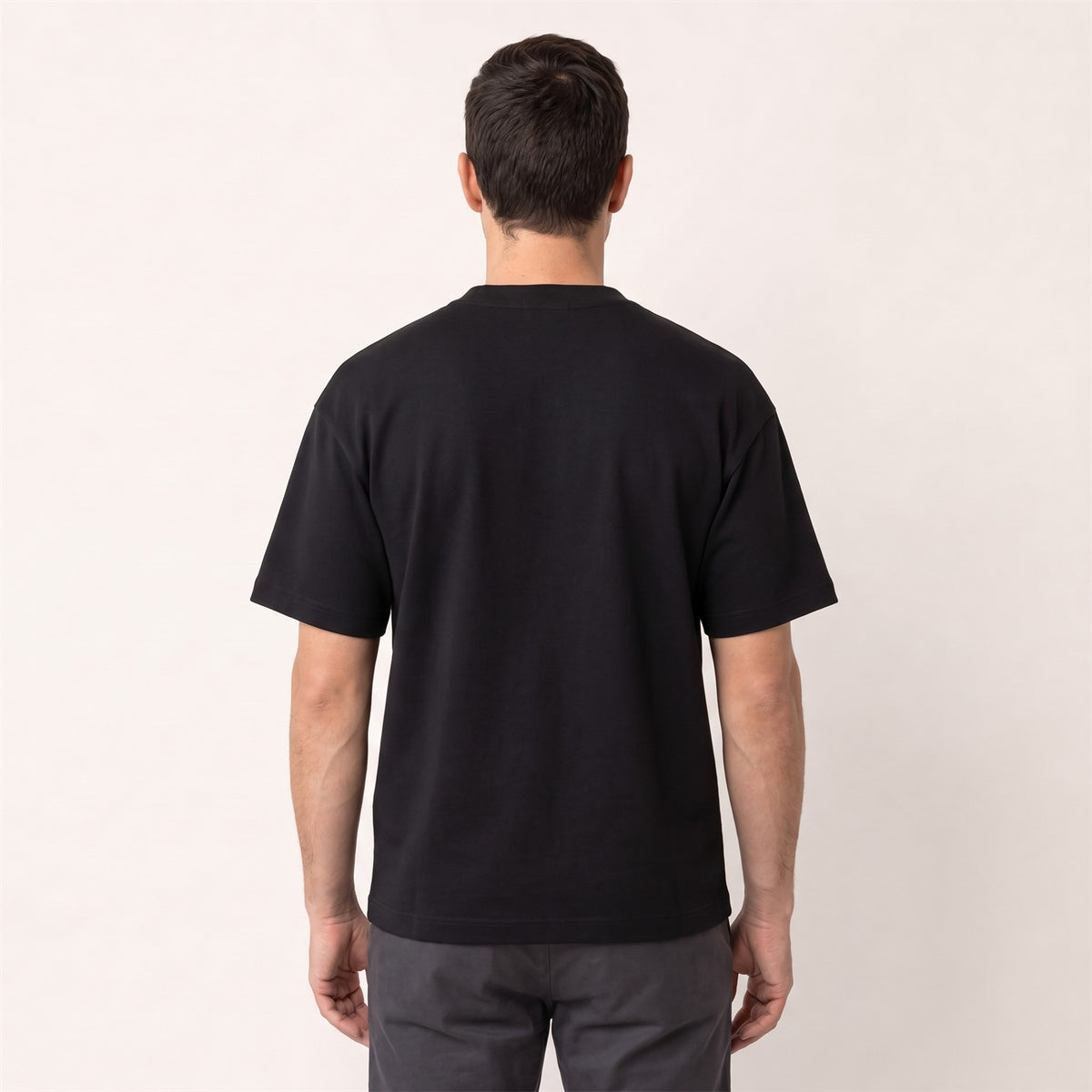 Ultra Heavy Unisex T-Shirt in Schwarz – Rückansicht am Mann (AI-modifiziert)