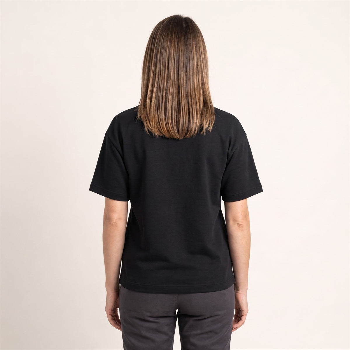 Ultra Heavy Unisex T-Shirt in Schwarz – Rückansicht an der Frau (AI-modifiziert)