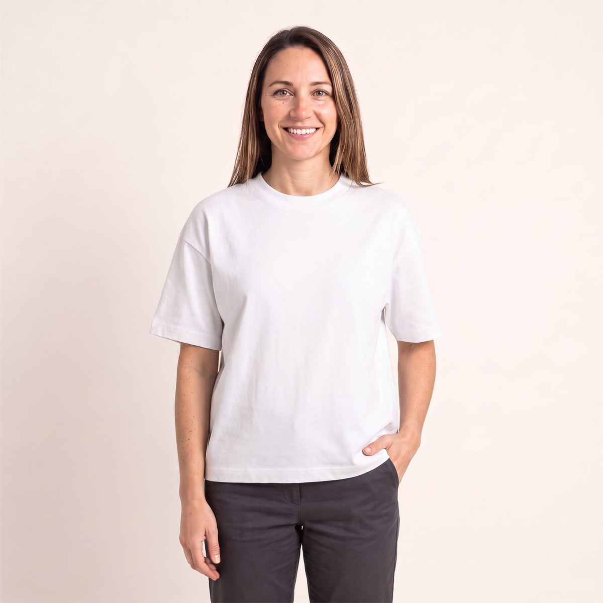 Ultra Heavy Unisex T-Shirt in Weiß – Vorderansicht an der Frau (AI-modifiziert)