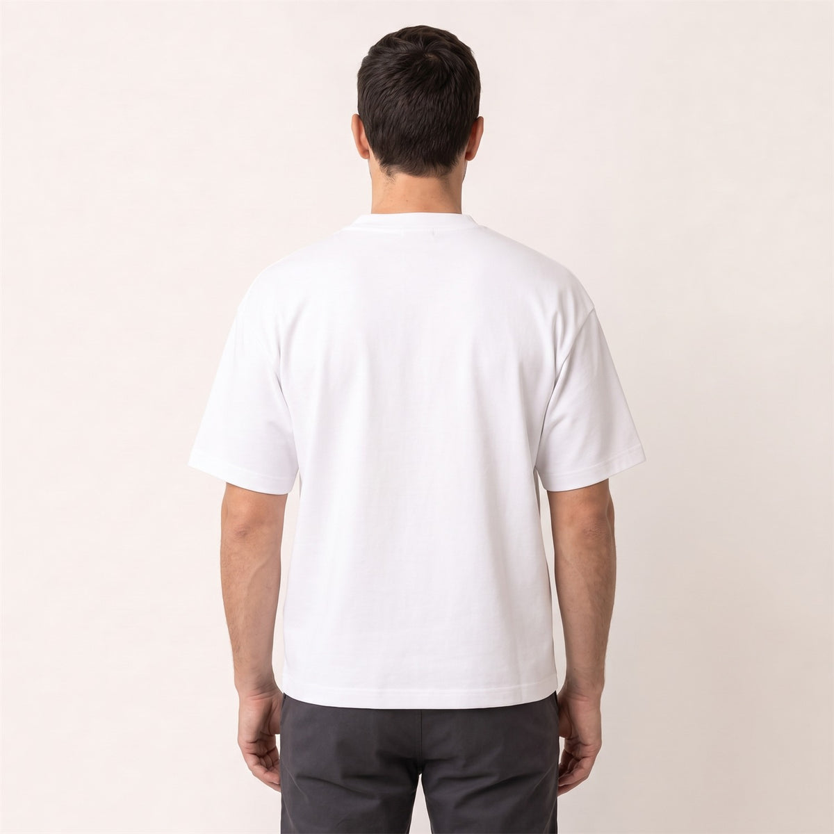 Ultra Heavy Unisex T-Shirt in Weiß – Rückansicht am Mann (AI-modifiziert)