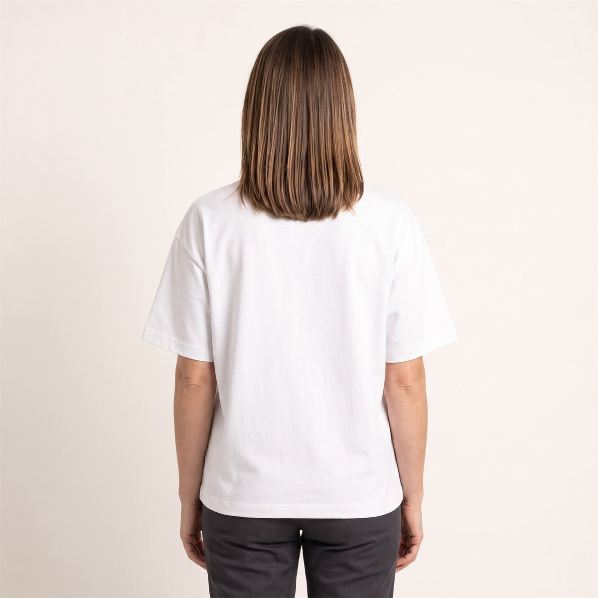 Ultra Heavy Unisex T-Shirt in Weiß – Rückansicht an der Frau (AI-modifiziert)